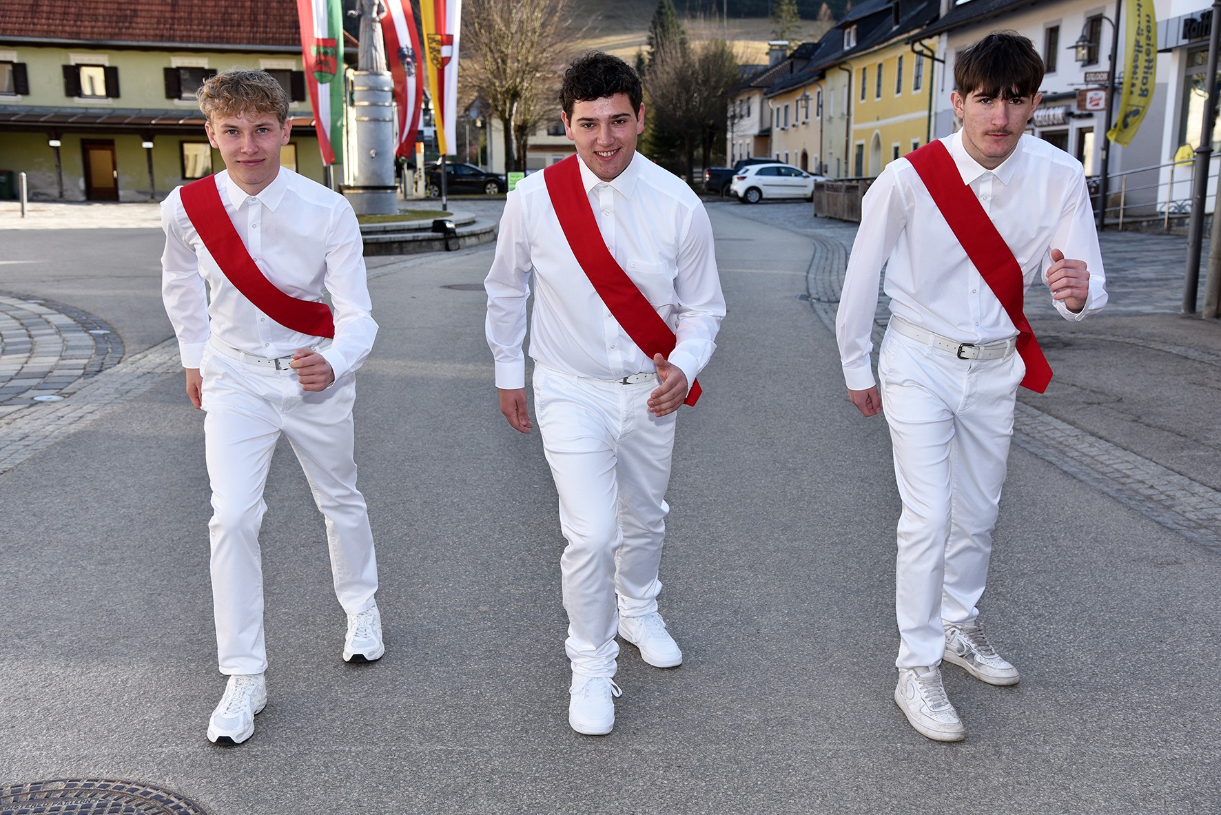 Simon Dörfler, Rene Gebeneter und Nico Wissiak laufen um den kühlen Kuss.