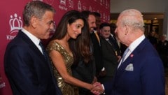 George und Amal Clooney werden von König Charles zur Feier begrüßt. 