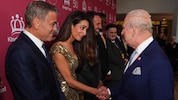 George und Amal Clooney werden von König Charles zur Feier begrüßt. 