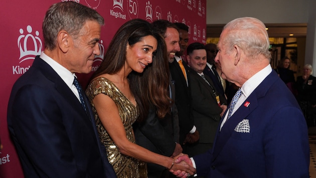 George und Amal Clooney werden von König Charles zur Feier begrüßt.