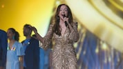 Die große Vicky Leandros eröffnete den 70. Eurovision Song Contest in Wien mit ihrem ...