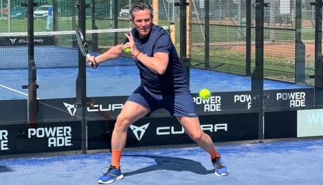 Fitness-Profi Philipp Jelinek hat Spaß an Padel.