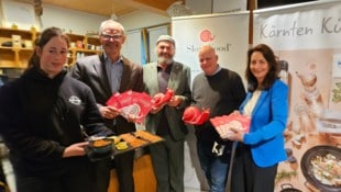 Klaus Ehrenbrandtner, Gottfried Bacher, Stefan Lastin und Gertrude Orntner mit dem neuen Slow ...
