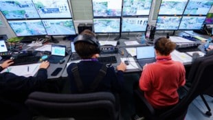 Allein bei der Kontrolle des ESC-Village auf dem Rathausplatz wird die Überwachungstechnik ...