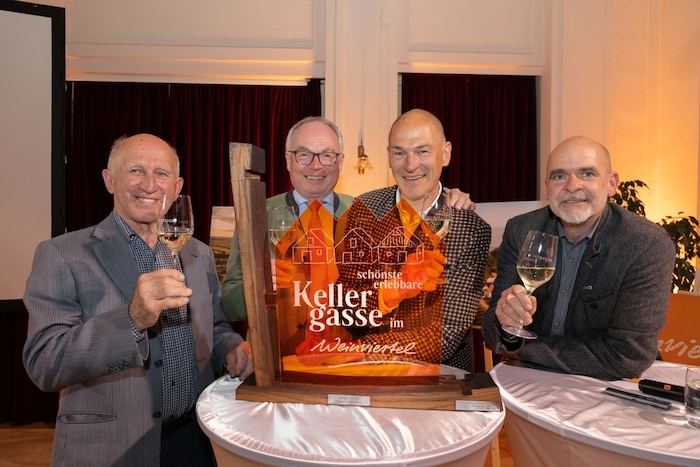 Stießen an (v.li.): Richard Luckner von der Oagossn Falkenstein, LH-Stv. Stephan Pernkopf, ...