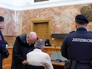 Verteidiger Kurt Jelinek spricht mit dem freigesprochenen Salzburger im Verhandlungssaal des ...
