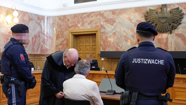 Verteidiger Kurt Jelinek spricht mit dem freigesprochenen Salzburger im Verhandlungssaal des ...