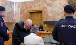 Verteidiger Kurt Jelinek spricht mit dem freigesprochenen Salzburger im Verhandlungssaal des ...