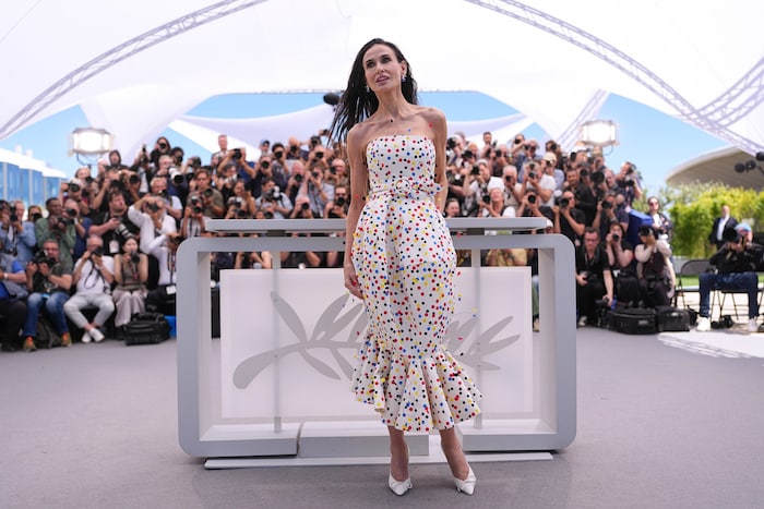 Demi Moore begeistert im spektakulären Confetti-Dress von Jacquemus.