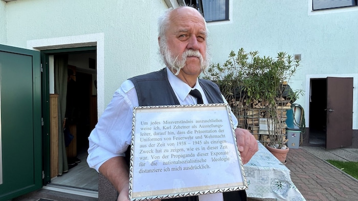 Bei der Ausstellung sind auch zehn Uniformen aus der NS-Zeit zu sehen. Mit einem eigenem ...