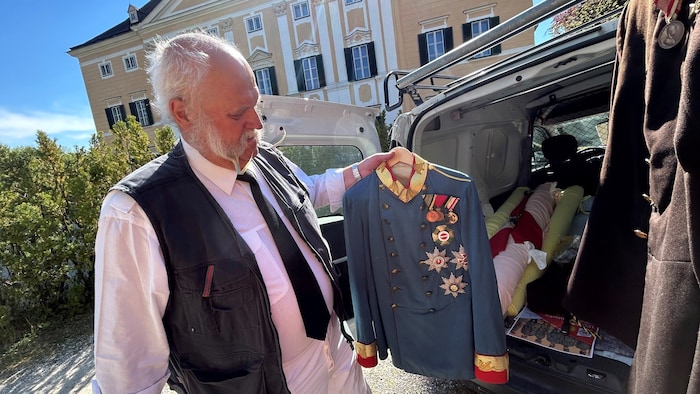 Wie viel er für diese Original-Kaiseruniform bezahlt hat, möchte er nicht verraten.