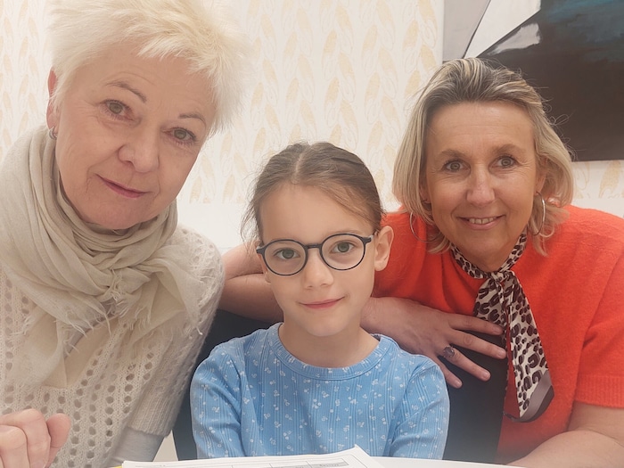 Von links: Lesepatin Charlotte Binder-Küll, Schülerin Valerie und VS-Direktorin Michaela ...