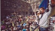 Christoph Schlingensief im Jahr 2000 vor der Staatsoper bei seiner Festwochen-Aktion „Bitte ...