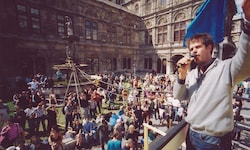 Christoph Schlingensief im Jahr 2000 vor der Staatsoper bei seiner Festwochen-Aktion „Bitte ...