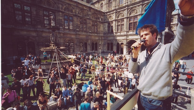Christoph Schlingensief im Jahr 2000 vor der Staatsoper bei seiner Festwochen-Aktion „Bitte ...