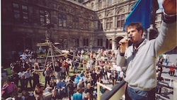 Christoph Schlingensief im Jahr 2000 vor der Staatsoper bei seiner Festwochen-Aktion „Bitte ...