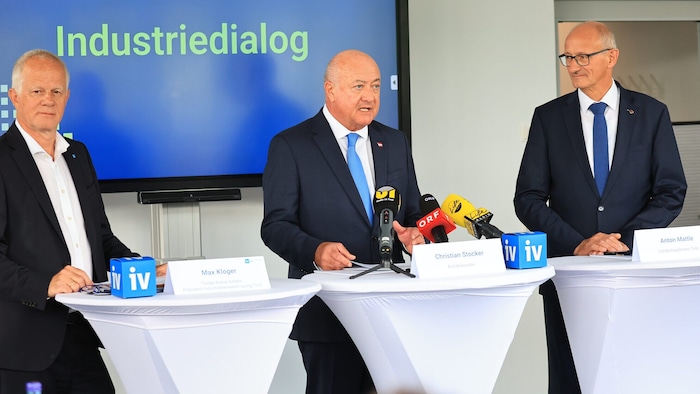 Zwischen der Betriebsbesichtigung und dem Industriedialog traten Bundeskanzler Christian Stocker ...
