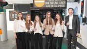 Klassenvorständin Christina Niklos mit den erfolgreichen Sängerinnen Alexa Szarka, Hannah ...