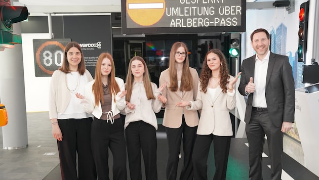 Klassenvorständin Christina Niklos mit den erfolgreichen Sängerinnen Alexa Szarka, Hannah ...