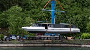 Zentimeterarbeit am Ufer: Das 70 Tonnen schwere Schiff wurde eingehoben.