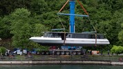 Zentimeterarbeit am Ufer: Das 70 Tonnen schwere Schiff wurde eingehoben.