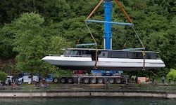 Zentimeterarbeit am Ufer: Das 70 Tonnen schwere Schiff wurde eingehoben.
