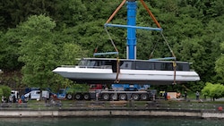 Zentimeterarbeit am Ufer: Das 70 Tonnen schwere Schiff wurde eingehoben.