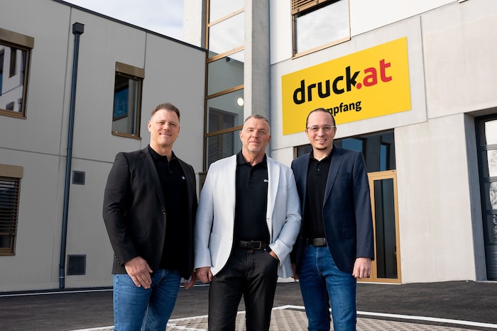 Geschäftsführer Markus Graf, Andreas Mößner und Gerhard Patek vor dem neuen Firmengebäude in ...