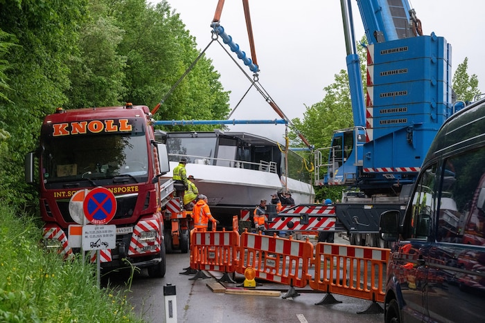 Eine logistische Herausforderung: Das Schiff kurz vor der Ankunft am See
