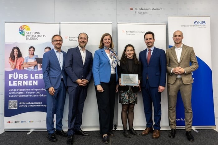 Pädagogin Julia Graf übernahm im Finanzministerium das Zertifikat für die EMS Oberwart.