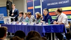 Schulsprecher Christoph Schwaighofer (ganz links) moderierte das Bürgermeister-Hearing an der ...