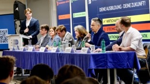 Schulsprecher Christoph Schwaighofer (ganz links) moderierte das Bürgermeister-Hearing an der ...
