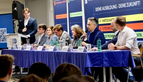 Schulsprecher Christoph Schwaighofer (ganz links) moderierte das Bürgermeister-Hearing an der ...