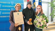Niederösterreichs Landeshauptfrau Johanna Mikl-Leitner mit dem geehrten Gottfried Helnwein und ...