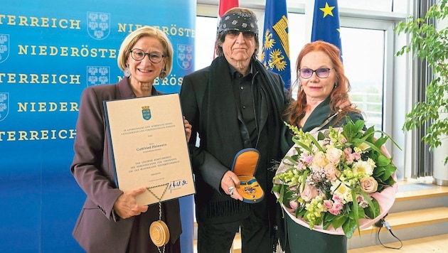 Niederösterreichs Landeshauptfrau Johanna Mikl-Leitner mit dem geehrten Gottfried Helnwein und ...