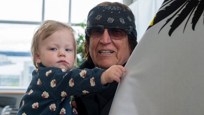 Gefeiert wurde mit Freunden und Familie. Unterstützung hatte Helnwein auch von senem Enkelsohn ...