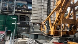 Komplett durch den Kran blockiert: Der Barbarahof ist während der Raiffeisen-Baustelle nur noch ...