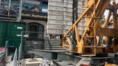 Komplett durch den Kran blockiert: Der Barbarahof ist während der Raiffeisen-Baustelle nur noch ...