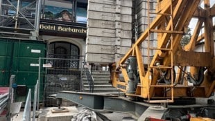 Die Hauptzufahrt zum Appartementhaus war monatelang blockiert.