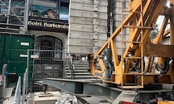 Komplett durch den Kran blockiert: Der Barbarahof ist während der Raiffeisen-Baustelle nur noch ...