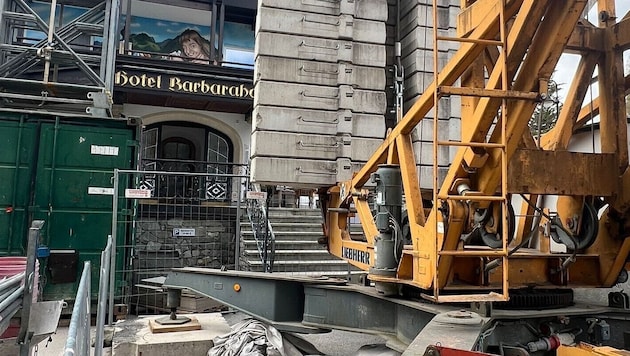 Die Hauptzufahrt zum Appartementhaus war monatelang blockiert.