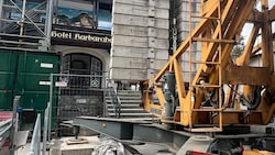 Komplett durch den Kran blockiert: Der Barbarahof ist während der Raiffeisen-Baustelle nur noch ...