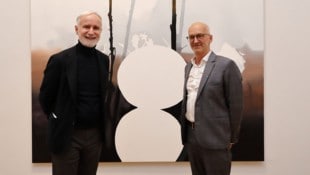 „Ein Fußballfeld muss baumfrei sein“: Kurator Peter Peer und Künstler Markus Huemer