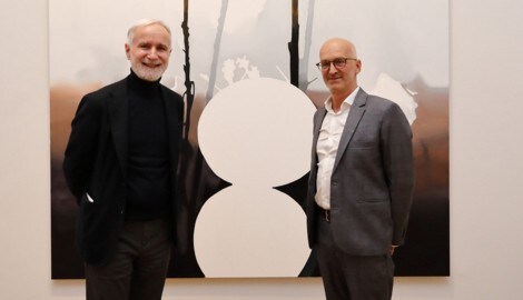 „Ein Fußballfeld muss baumfrei sein“: Kurator Peter Peer und Künstler Markus Huemer