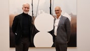„Ein Fußballfeld muss baumfrei sein“: Kurator Peter Peer und Künstler Markus Huemer