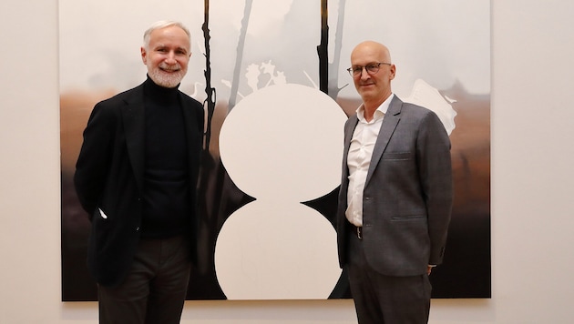 „Ein Fußballfeld muss baumfrei sein“: Kurator Peter Peer und Künstler Markus Huemer
