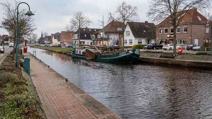 Der Westrhauderfehner Kanal vor dem ehemaligen Wohnhaus der Familie Weinberg in Rhauderfehn bei ...