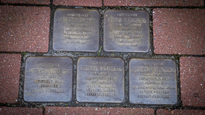 Vor dem ehemaligen Wohnhaus der Familie Weinberg in Rhauderfehn bei Leer sind Stolpersteine zu ...