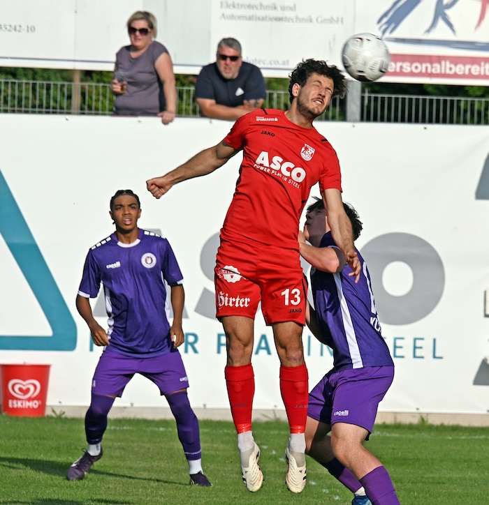 ATSV-Kicker Bastian Rupp (Mitte) riss sich erneut das Kreuzband.