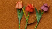 Drei selbst gebastelte Rosen finden sich als Dekoration im SOS-Kinderdorf. Drei Opfer listet die ...